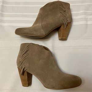 Tahari Taupe Suede Side Zippered & Fringed Heeled Womens Booties- EUC Size 7